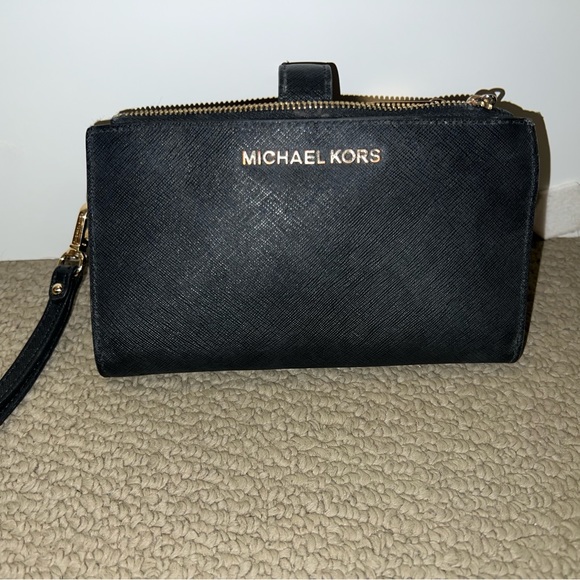 Authentic Michael Kors black leather wristlet - Picture 1 of 7
